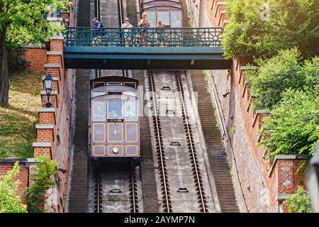 14 MAGGIO 2018, BUDAPEST, UNGHERIA: Famosa ferrovia funicolare retrò di Budapest per la collina del Castello Foto Stock