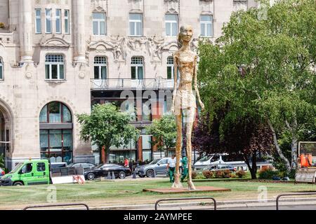 14 MAGGIO 2018, BUDAPEST, UNGHERIA: Palazzo Gresham e statua della ragazza di Buda Foto Stock