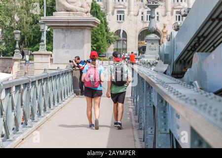 14 MAGGIO 2018, BUDAPEST, UNGHERIA: Una bella giovane coppia turistica a piedi al Ponte delle catene di Budapest Foto Stock