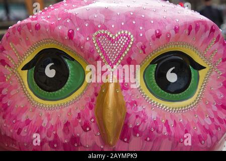 Dipinto Owl Sculpture intorno al Bath City Center alla fine dell'estate 2018. Bath, somerset; Inghilterra, Regno Unito Foto Stock