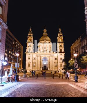 14 MAGGIO 2018, BUDAPEST, UNGHERIA: Vista notturna della Basilica di Santo Stefano Foto Stock