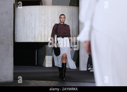 Modelli sulla passerella durante il Roland Mouret al London Fashion Week Febbraio 2020 show al National Theatre di Londra. Foto PA. Data Immagine: Domenica 16 Febbraio 2020. Il credito fotografico dovrebbe leggere: Isabel Infantes/PA Wire Foto Stock