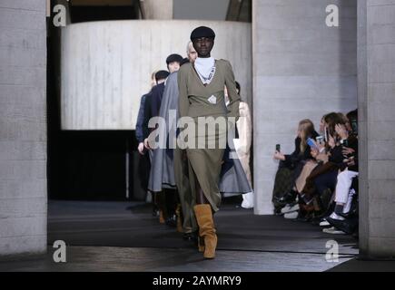 Modelli sulla passerella durante il Roland Mouret al London Fashion Week Febbraio 2020 show al National Theatre di Londra. Foto Stock