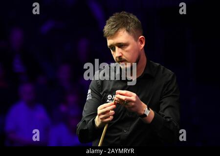 Kyren Wilson d'Inghilterra considera un colpo a Neil Robertson d'Australia alla finale del quarto di 2020 Welsh Open a Cardiff, Regno Unito, 14 febbraio 2020. Kyren Wilson d'Inghilterra sconfisse Neil Robertson d'Australia con 5-0. Foto Stock