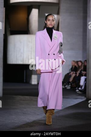 Modelli sulla passerella durante il Roland Mouret al London Fashion Week Febbraio 2020 show al National Theatre di Londra. Foto Stock