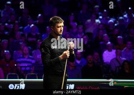 Kyren Wilson d'Inghilterra considera un colpo a Neil Robertson d'Australia alla finale del quarto di 2020 Welsh Open a Cardiff, Regno Unito, 14 febbraio 2020. Kyren Wilson d'Inghilterra sconfisse Neil Robertson d'Australia con 5-0. Foto Stock