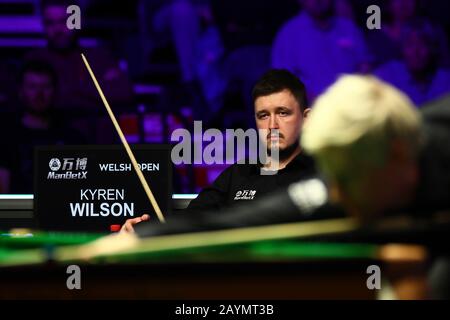 Kyren Wilson d'Inghilterra considera un colpo a Neil Robertson d'Australia alla finale del quarto di 2020 Welsh Open a Cardiff, Regno Unito, 14 febbraio 2020. Kyren Wilson d'Inghilterra sconfisse Neil Robertson d'Australia con 5-0. Foto Stock