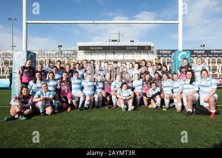 Newcastle, Regno Unito. 16th Feb, 2020. Newcastle UPON TYNE, INGHILTERRA - FEBBRAIO 16TH le due squadre sono raffigurate dopo la Amichevole partita tra Newcastle Falcons Women's Invitational XV e Exeter Chiefs Women a Kingston Park, Newcastle Domenica 16th Febbraio 2020. (Credit: Chris Lishman | MI News) La Fotografia può essere utilizzata solo per scopi editoriali di giornali e/o riviste, licenza richiesta per uso commerciale Credit: Mi News & Sport /Alamy Live News Foto Stock