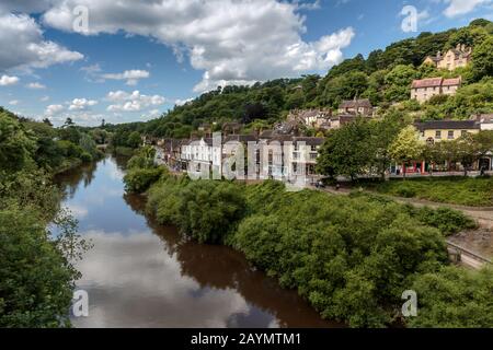 River Severn e Ironbridge, nel cuore della Gola di Ironbridge, vicino Telford, Shropshire, Inghilterra, Regno Unito Foto Stock