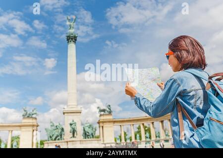 Una donna asiatica turistica su una delle principali attrazioni di Budapest - Piazza degli Eroi. Viaggio concettuale in tutta Europa e Ungheria Foto Stock