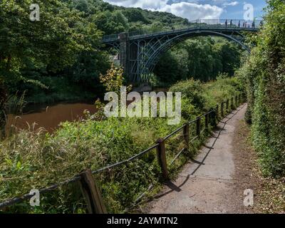 Il ponte di ferro che attraversa il fiume Severn mentre attraversa la gola di Ironbridge a Ironbridge nello Shropshire, Inghilterra, Regno Unito Foto Stock