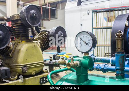 Il misuratore di pressione nel sistema pneumatico. Foto Stock