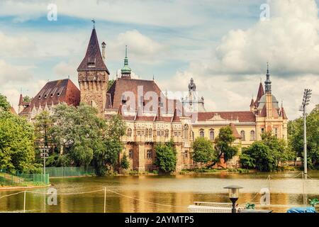 Il castello Vajdahunyad sul lago, Budapest Foto Stock