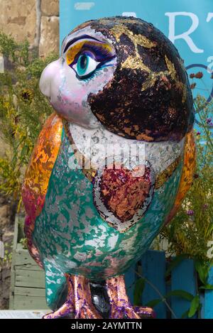 Dipinto Owl Sculpture intorno al Bath City Center alla fine dell'estate 2018. Bath, somerset; Inghilterra, Regno Unito Foto Stock