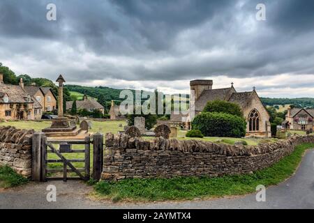 La chiesa ottocentesca di San Barnaba nel pittoresco villaggio di Snowshill, Gloucestershire, Inghilterra, Regno Unito Foto Stock