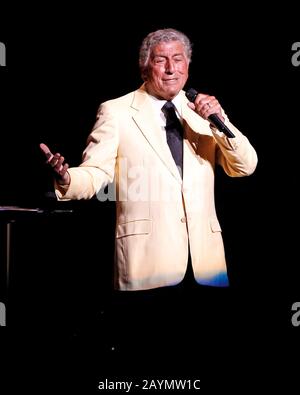 Il leggendario crooner Tony Bennett si esibisce presso il Broward Center for the Performing Arts di Fort Lauderdale, Florida. Foto Stock