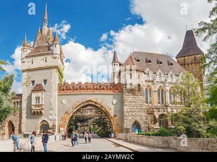 15 MAGGIO 2018 BUDAPEST, UNGHERIA: Edificio storico del castello Vajdahunyad con la folla di turisti e il cielo blu nel parco principale della città Foto Stock