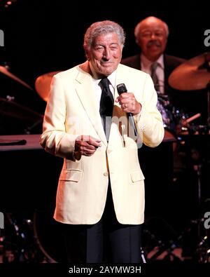 Il leggendario crooner Tony Bennett si esibisce presso il Broward Center for the Performing Arts di Fort Lauderdale, Florida. Foto Stock