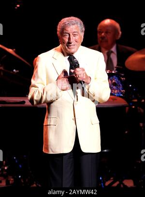 Il leggendario crooner Tony Bennett si esibisce presso il Broward Center for the Performing Arts di Fort Lauderdale, Florida. Foto Stock