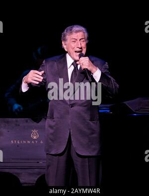 Tony Bennett si esibisce presso il Broward Center for the Performing Arts di Fort Lauderdale, Florida. Sua figlia Antonia aprì lo spettacolo con la propria bri Foto Stock