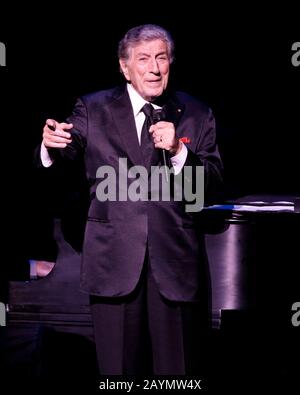 Tony Bennett si esibisce presso il Broward Center for the Performing Arts di Fort Lauderdale, Florida. Sua figlia Antonia aprì lo spettacolo con la propria bri Foto Stock