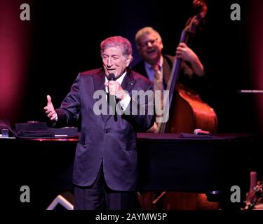 Tony Bennett si esibisce presso il Broward Center for the Performing Arts di Fort Lauderdale, Florida. Sua figlia Antonia aprì lo spettacolo con la propria bri Foto Stock