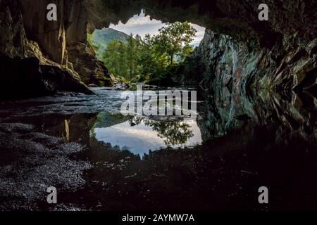 Vista dalla Grotta di Rydal, una vecchia miniera di ardesia disusata vicino Ambleside, nel Lake District, Cumbria, Inghilterra, Regno Unito Foto Stock