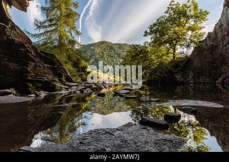 Vista dalla Grotta di Rydal, una vecchia miniera di ardesia disusata vicino Ambleside, nel Lake District, Cumbria, Inghilterra, Regno Unito Foto Stock