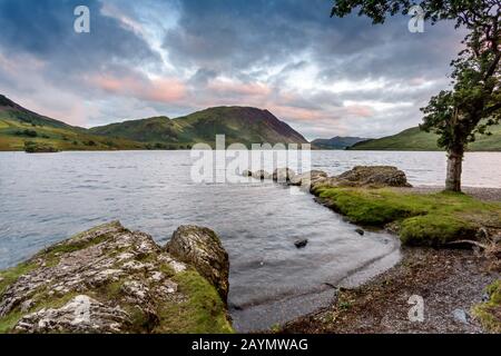 Colore della mattina presto a Crummock Water, Lake District, Cumbria, Inghilterra, Regno Unito Foto Stock