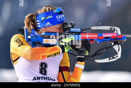 Anterselva, Italia. 16th Feb, 2020. Biathlon: Campionato del mondo, inseguimento 10 km, donne. Franziska Preuß dalla Germania al poligono di tiro. Venne settimo. Credit: Hendrik Schmidt/Dpa/Alamy Live News Foto Stock