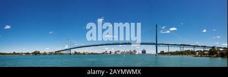 Ambassador Bridge - un ponte sospeso sul fiume Detroit che collega Detroit, Michigan, Stati Uniti, con Windsor, Ontario, Canada Foto Stock