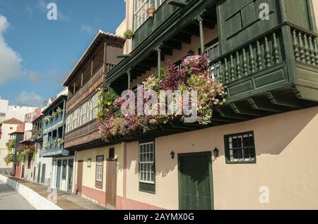 Tradizionali graziose case spagnole con fiori e balconi appesi, Santa Cruz de la Palma, sull'isola di la Palma, Isole Canarie, Spagna Foto Stock