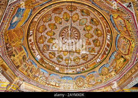 Soffitto dipinto, colpo interno del tempio di Bhandasar Jain, Bikaner, Rajasthan, India Foto Stock