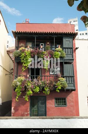 Tradizionale casa spagnola con fiori appesi e balconi, Santa Cruz de la Palma, sull'isola di la Palma, Isole Canarie, Spagna Foto Stock