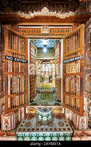 Altare all'interno Bhandasar Jain Temple, Bikaner, Rajasthan, India Foto Stock