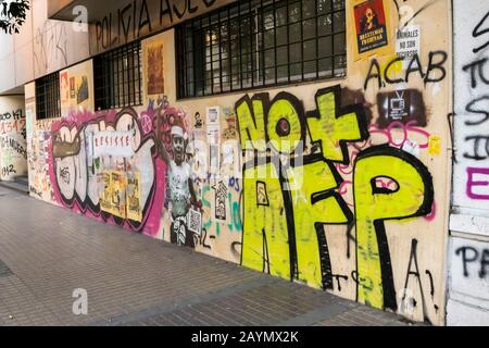 Graffiti dai disordini politici e dalle proteste su un muro a Lastarria, nel centro di Santiago, nella regione metropolitana, capitale del Cile, in Sud America Foto Stock