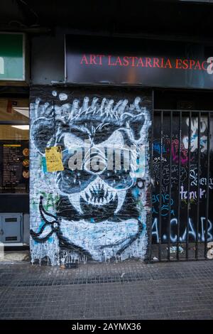 Graffiti dai disordini politici e dalle proteste su un muro a Lastarria, nel centro di Santiago, nella regione metropolitana, capitale del Cile, in Sud America Foto Stock