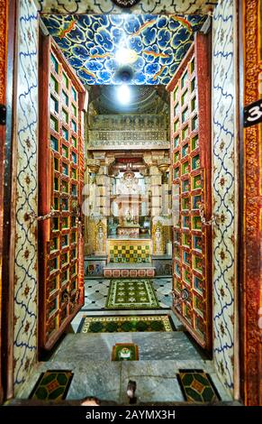 Altare all'interno Bhandasar Jain Temple, Bikaner, Rajasthan, India Foto Stock