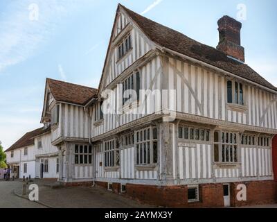 La Guildhall del Corpus Christi, un edificio a graticcio che oggi ospita un museo di storia locale, Lavenham, Suffolk, Inghilterra, Regno Unito Foto Stock