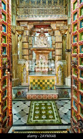 Altare all'interno Bhandasar Jain Temple, Bikaner, Rajasthan, India Foto Stock