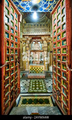 Altare all'interno Bhandasar Jain Temple, Bikaner, Rajasthan, India Foto Stock