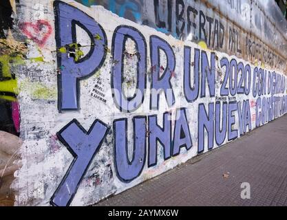 Graffiti su un muro dai disordini politici e dalle proteste a Lastarria, nel centro di Santiago, nella regione metropolitana, capitale del Cile, in Sud America Foto Stock