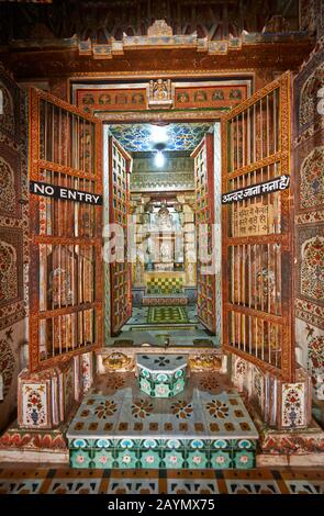 Altare all'interno Bhandasar Jain Temple, Bikaner, Rajasthan, India Foto Stock