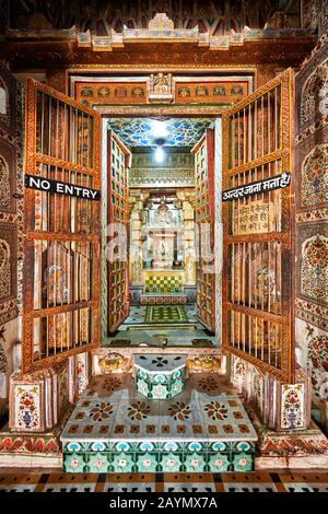 Altare all'interno Bhandasar Jain Temple, Bikaner, Rajasthan, India Foto Stock