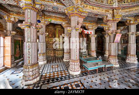 Colonne scolpite in pietra, colpo interno del tempio di Bhandasar Jain, Bikaner, Rajasthan, India Foto Stock