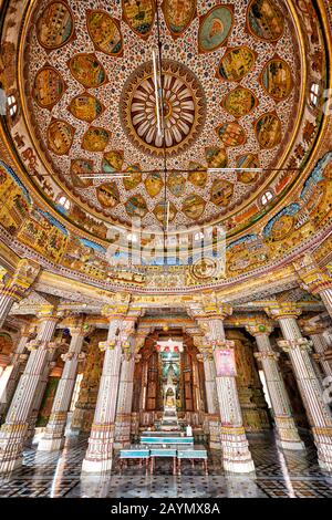 Soffitto dipinto, colpo interno del tempio di Bhandasar Jain, Bikaner, Rajasthan, India Foto Stock