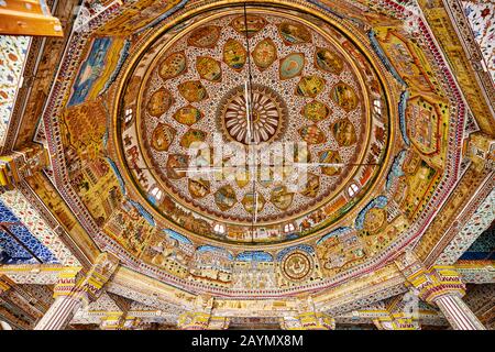 Soffitto dipinto, colpo interno del tempio di Bhandasar Jain, Bikaner, Rajasthan, India Foto Stock