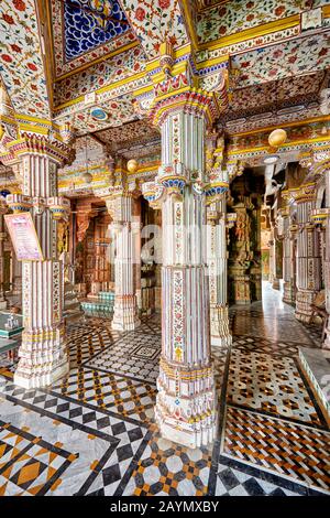 Colonne scolpite in pietra, colpo interno del tempio di Bhandasar Jain, Bikaner, Rajasthan, India Foto Stock