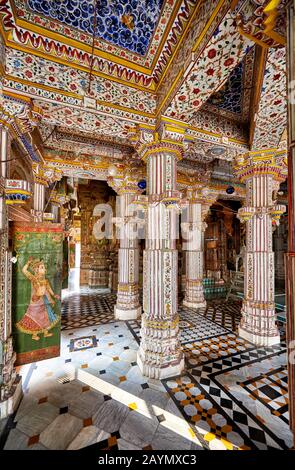 Colonne scolpite in pietra, colpo interno del tempio di Bhandasar Jain, Bikaner, Rajasthan, India Foto Stock