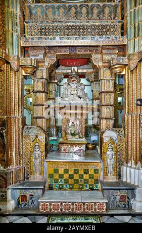 Altare all'interno Bhandasar Jain Temple, Bikaner, Rajasthan, India Foto Stock